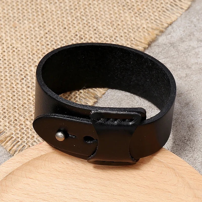 Grainy Wide Leather Bracelet