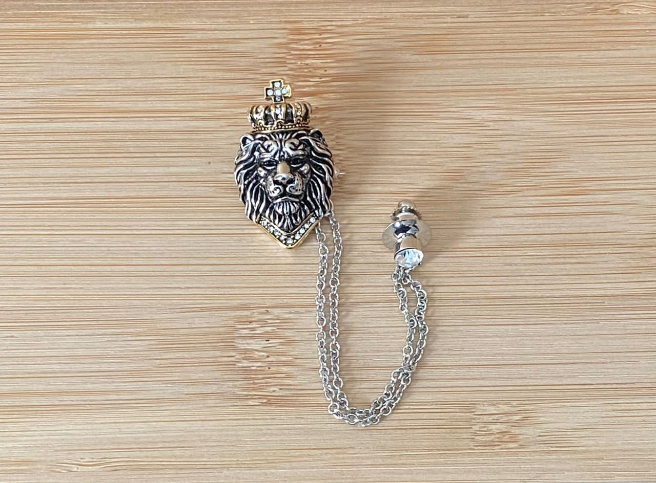 2shup Lion King Brooch & Lapel Pin with detachable tassels