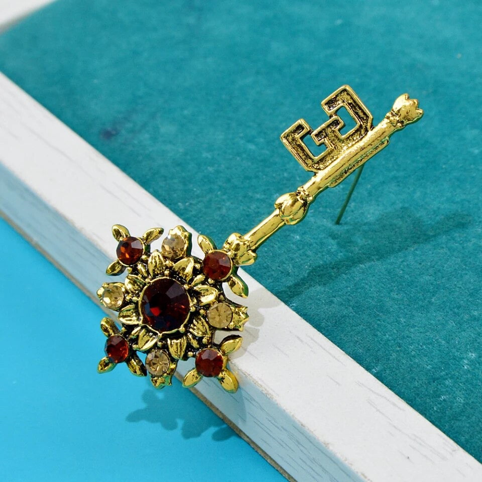 2shup Vintage Rhinestone Antique Key Lapel Pin Brooch