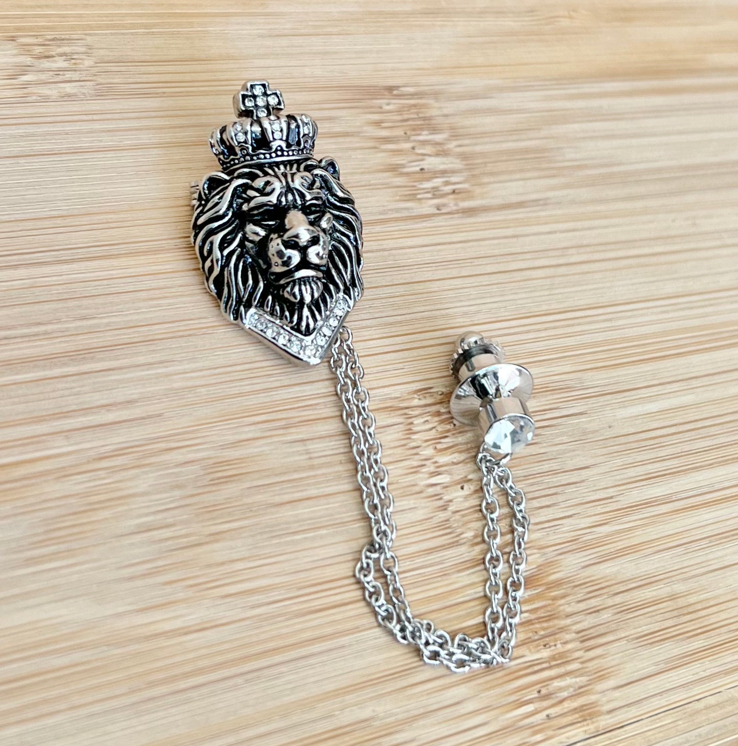 2shup Lion King Brooch & Lapel Pin with detachable tassels